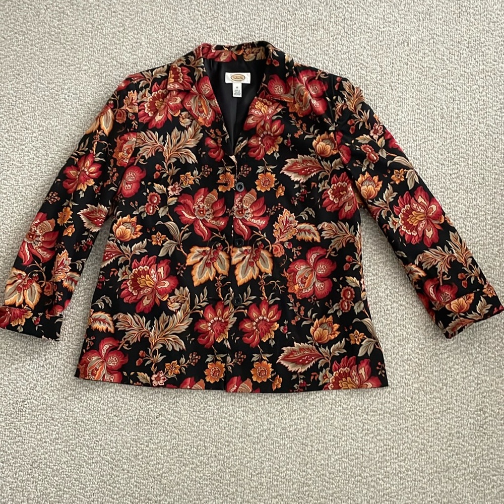 Talbots Beautiful Light Blazer Size 10 in great condition.